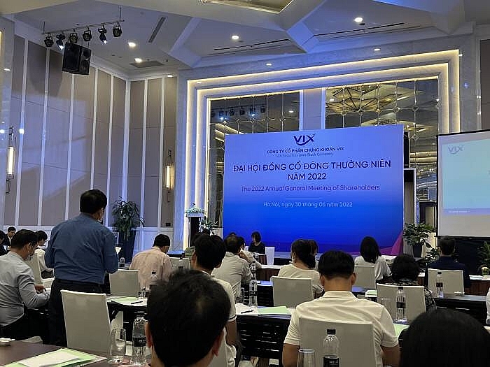   Cổ đông đặt câu hỏi tại đại hội cổ đông thường niên năm 2022 của Chứng khoán VIX. Ảnh: Hoàng Linh. 